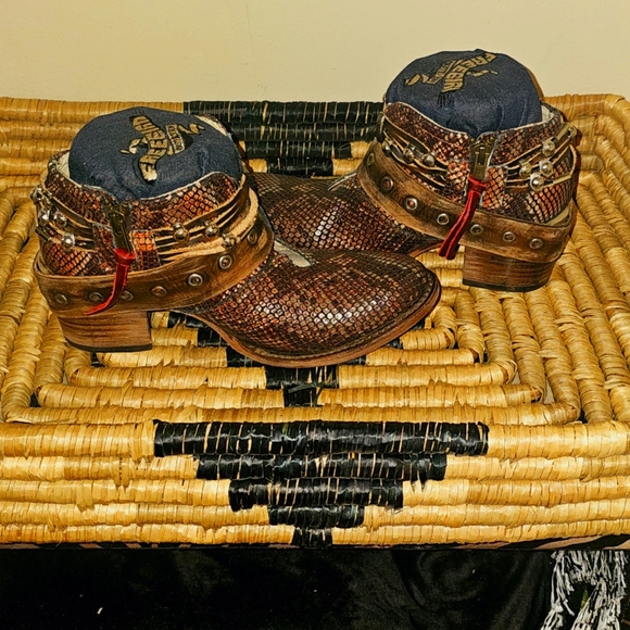 Freebird saloon pink multi snake size 8 worn twice in great condition. - Picture 2 of 5